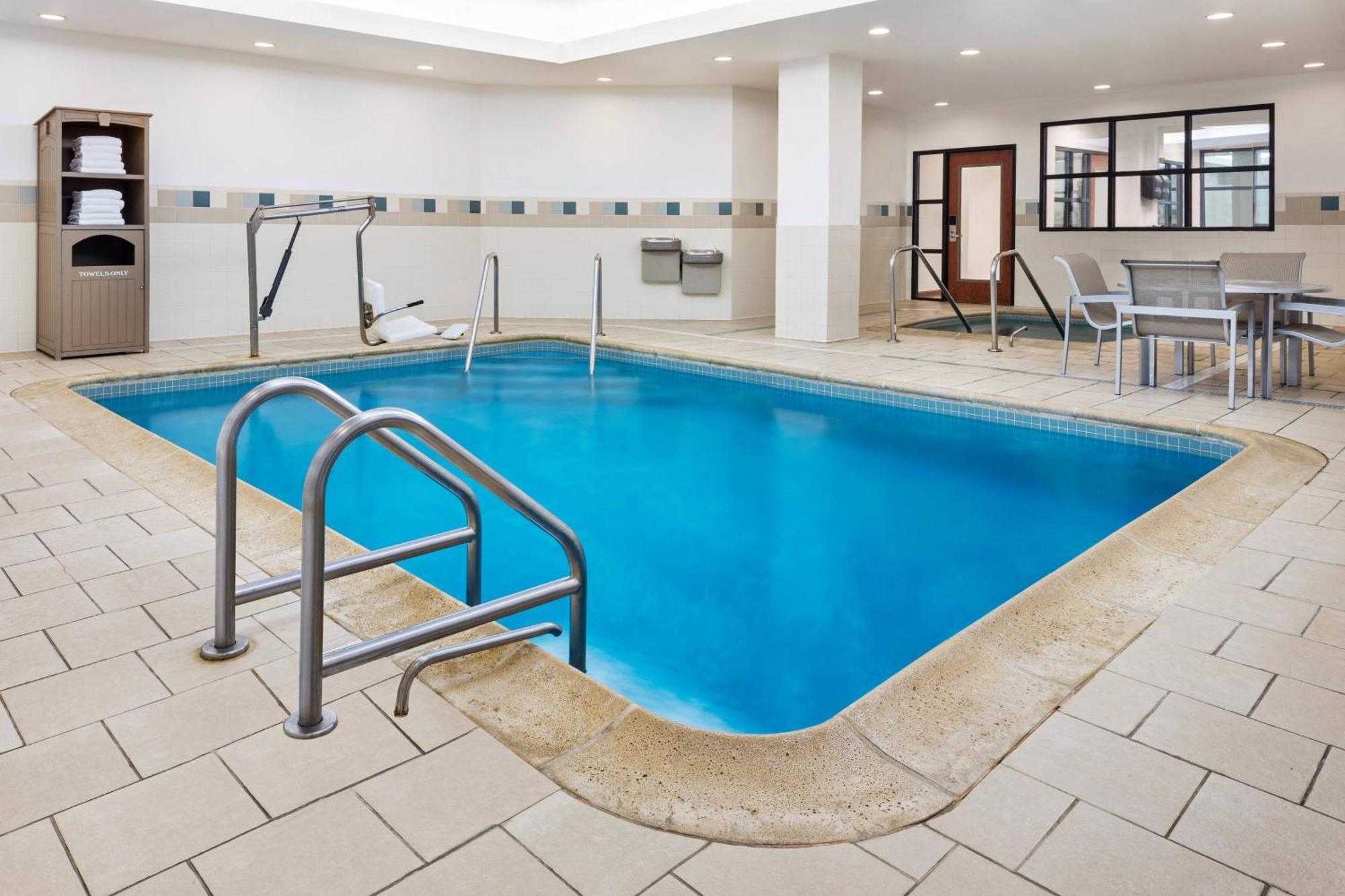 Courtyard By Marriott Stamford Downtown Hotel Exterior photo