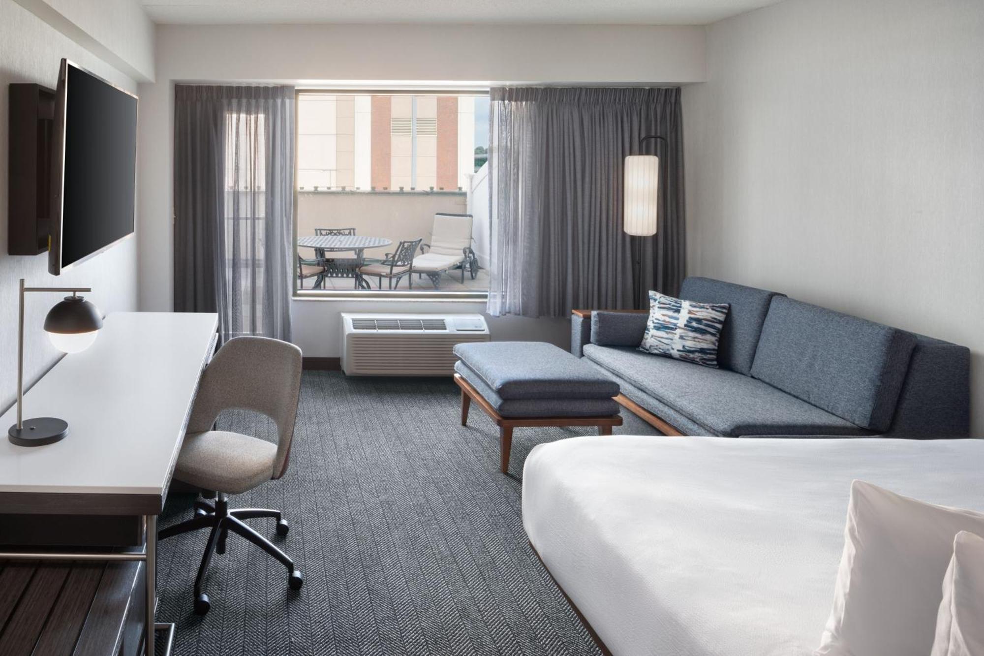Courtyard By Marriott Stamford Downtown Hotel Exterior photo