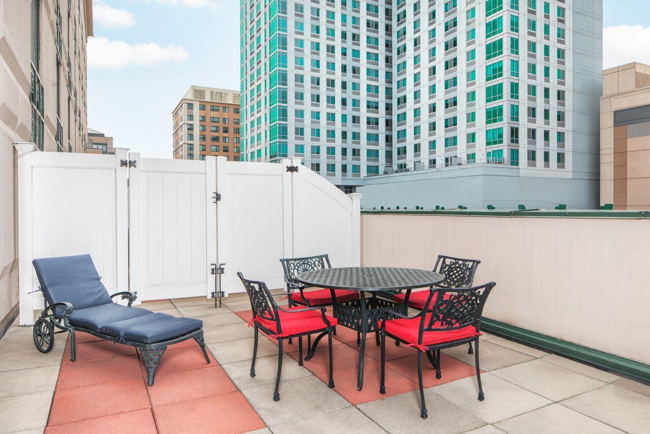 Courtyard By Marriott Stamford Downtown Hotel Exterior photo
